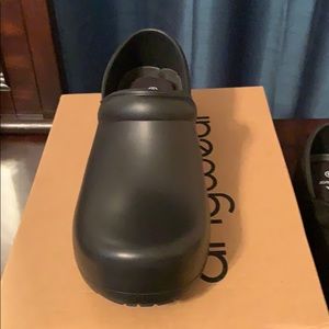 Black lightweight, slip resistant work shoes